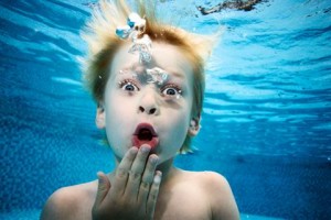 Mergulhos na piscina ou no mar aumentam risco