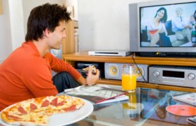 Os perigos de se alimentar em frente à televisão tv